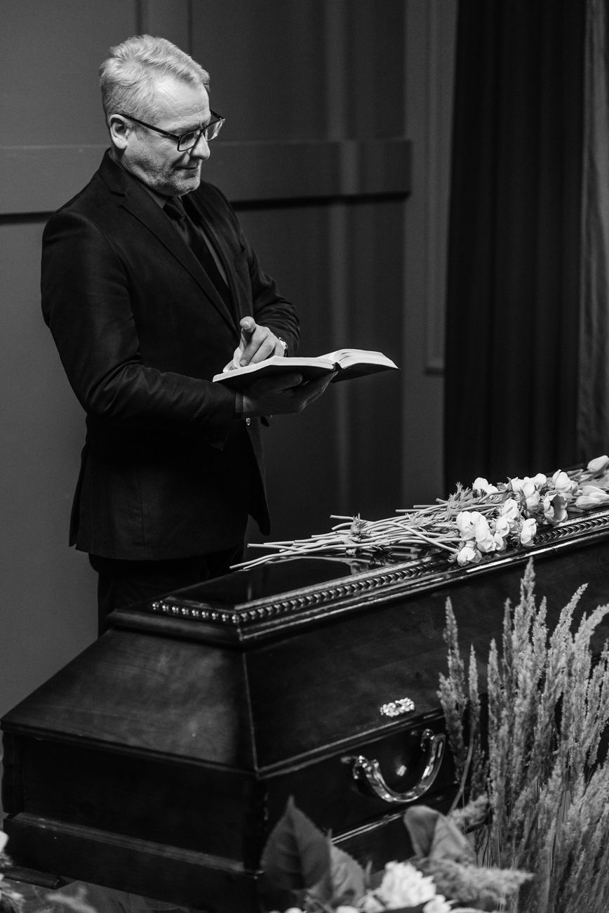 zakład pogrzebowy Poznań, usługi pogrzebowe Poznań, pogrzeby Poznań, krematorium, ceremonie pogrzebowe, prosektorium, kremacja, trumny, urny, przechowanie w chłodni, nekrologi, klepsydry, ekshumacje, grobowce, prace cmentarne, usługi cmentarne, finansowanie pogrzebu
